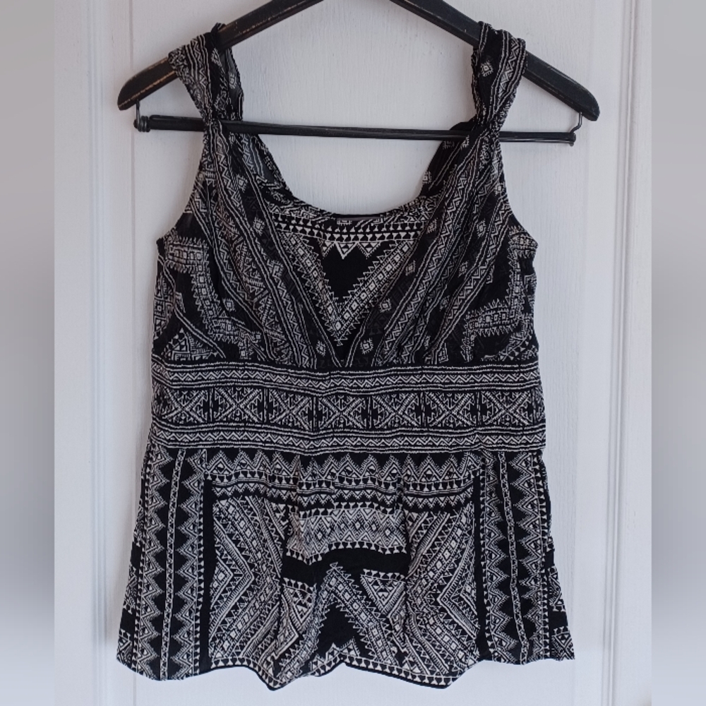 ANN TAYLOR SIZE 6 CROPPED SLEEVELESS PEPLUM TOP SIDE ZIPPER GEOMETRIC 100% SILK